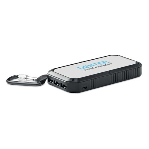Power bank rectangular negro con logotipo DENTER sound invention y mosquetón adjunto