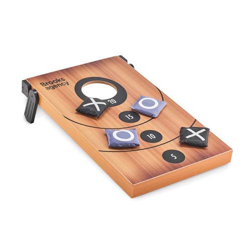 Mini tablero de madera para lanzamiento de saquitos con un orificio central, sacos marcados con X y O y puntuaciones de 5, 10 y 15.