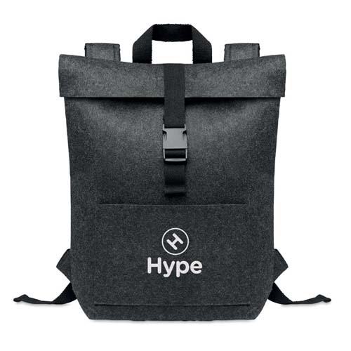 mochila negra de estilo roll top con cierre de hebilla y logo Hype en la parte frontal