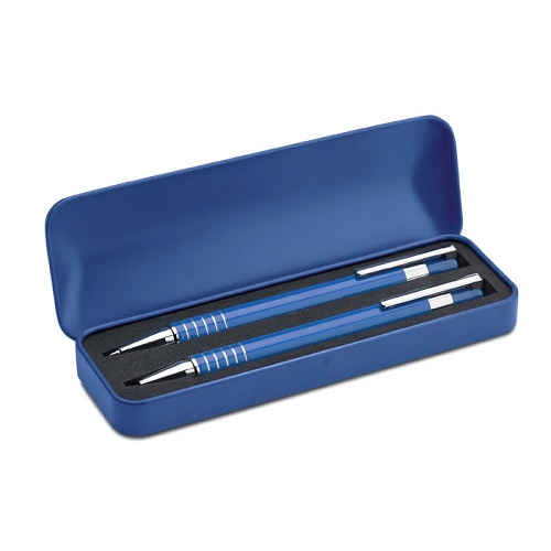 Estuche metálico azul abierto con un bolígrafo y un portaminas a juego.