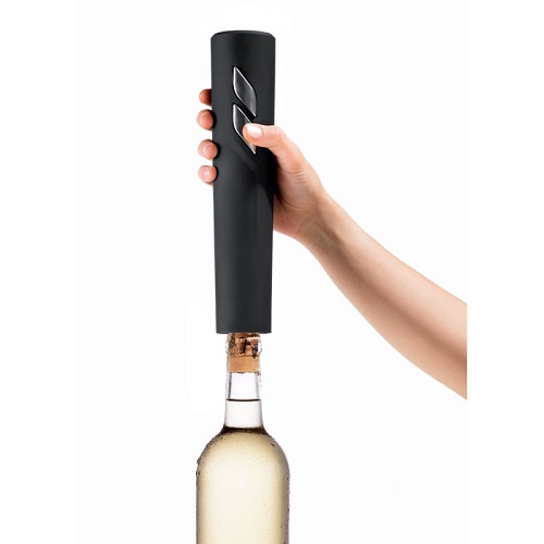 sacacorchos eléctrico negro extrayendo el corcho de una botella de vino