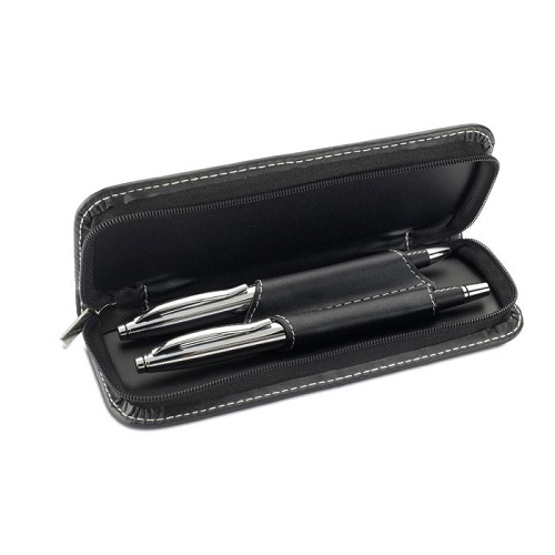 Estuche negro de cuero con cremallera abierto mostrando dos bolígrafos negros con detalles cromados