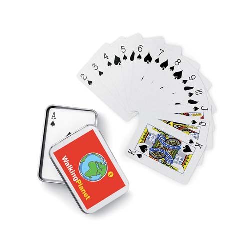 baraja de cartas de picas desplegadas junto a una caja metálica con el logo de WalkingPlanet
