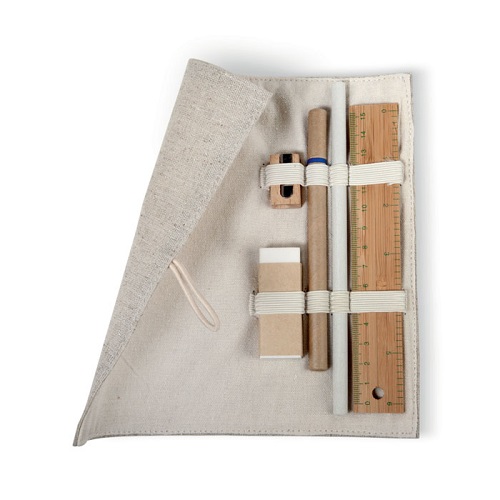 Estuche enrollable de tela con regla de madera, lápices, sacapuntas y goma de borrar.