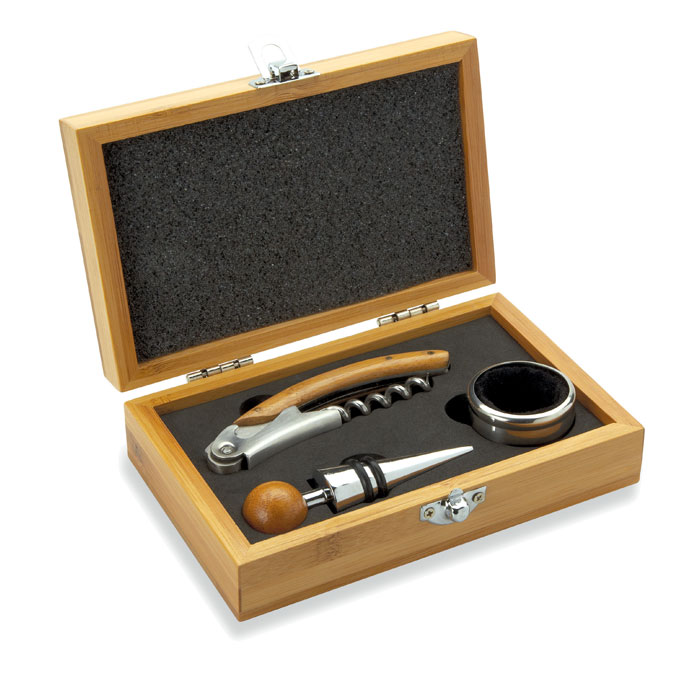 Estuche de madera abierto con sacacorchos de mango de madera, tapón de botella y collar antigoteo metálico