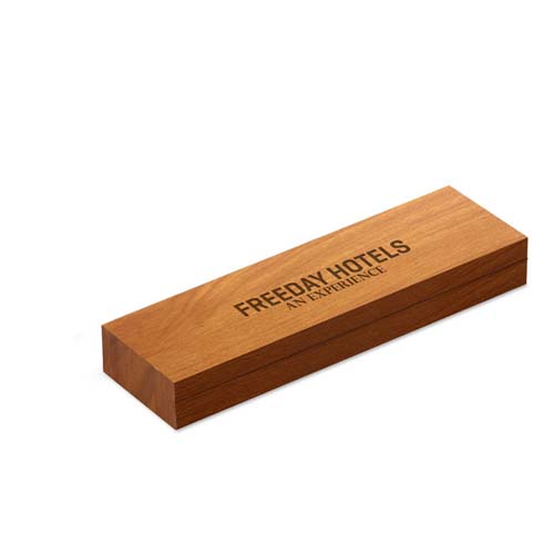 caja de madera rectangular con el logotipo Freeday Hotels – An Experience