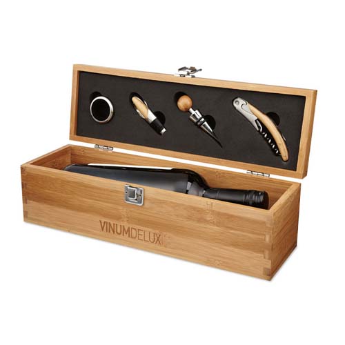 Caja de madera abierta con una botella de vino y accesorios de servicio (sacacorchos, tapón, vertedor y anilla antigoteo)