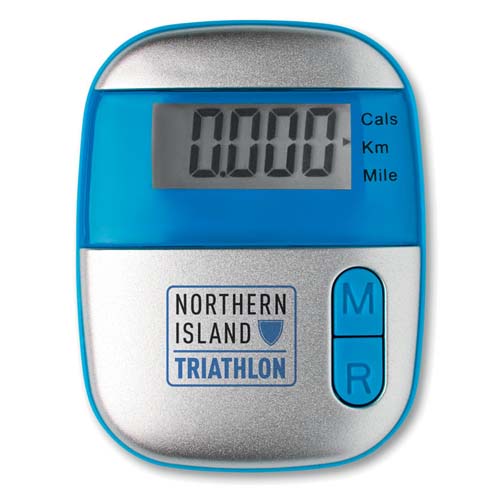 podómetro plateado y azul con pantalla digital en 0,000 y logo Northern Island Triathlon