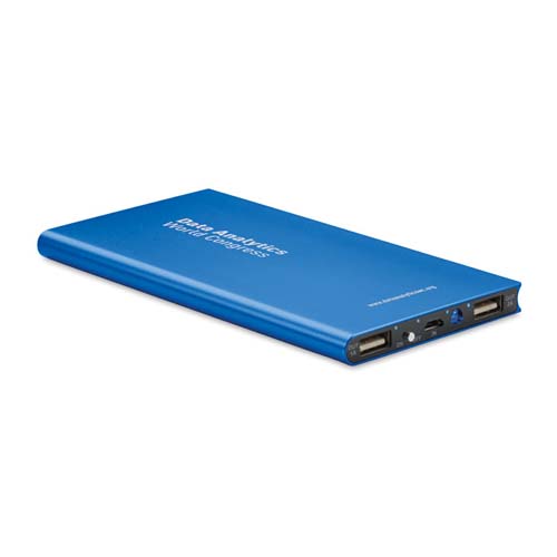cargador portátil azul de perfil fino con dos puertos USB y puerto micro-USB