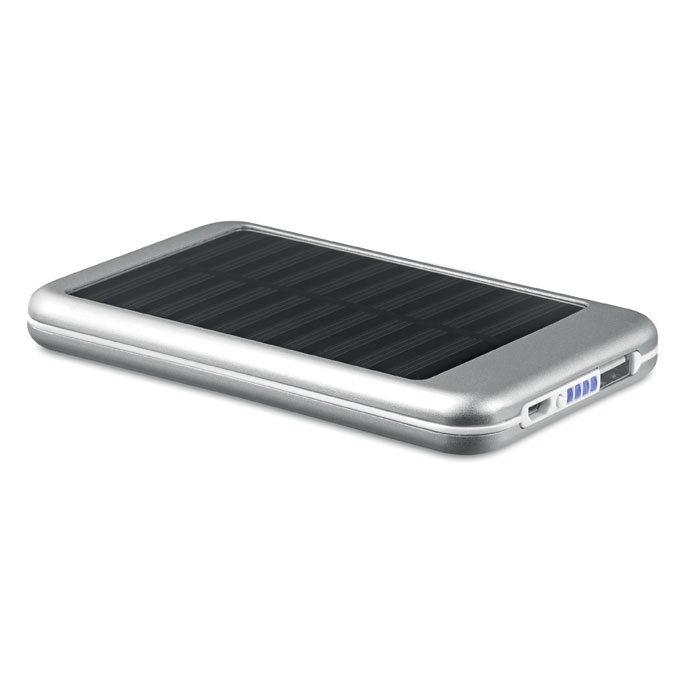 batería externa solar plateada con panel fotovoltaico y cuatro indicadores LED