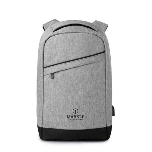 mochila gris con cremallera diagonal y logo Märkle Smart Cities