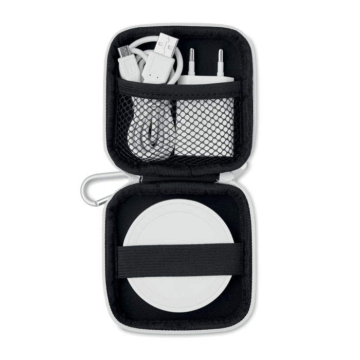 estuche abierto con cable USB, adaptador de corriente y base de carga inalámbrica compacta