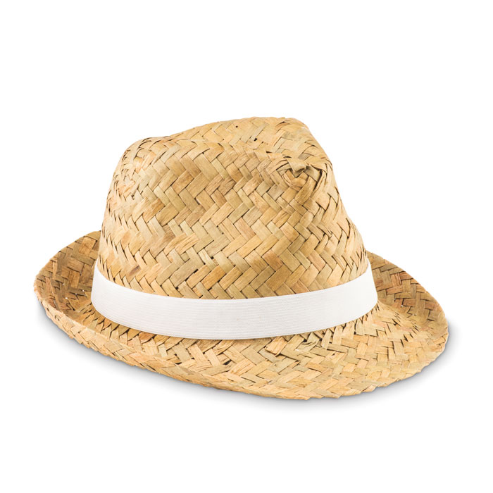 Sombrero de paja trenzada estilo fedora con cinta blanca sobre fondo blanco