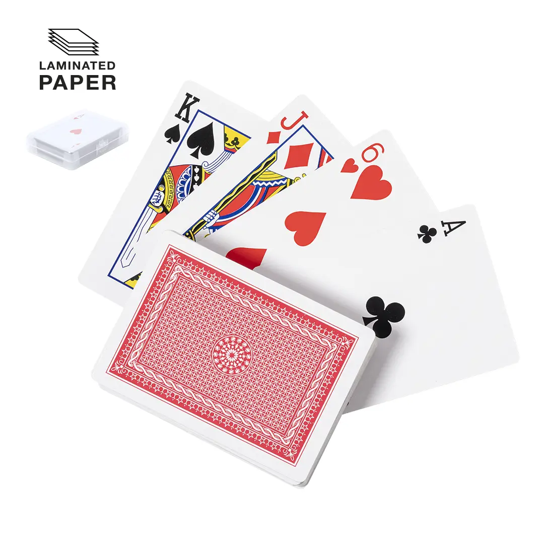 Baraja de cartas plastificadas con reverso y cuatro naipes al aire: rey de picas, jota de diamantes, seis de corazones y as de trébol.