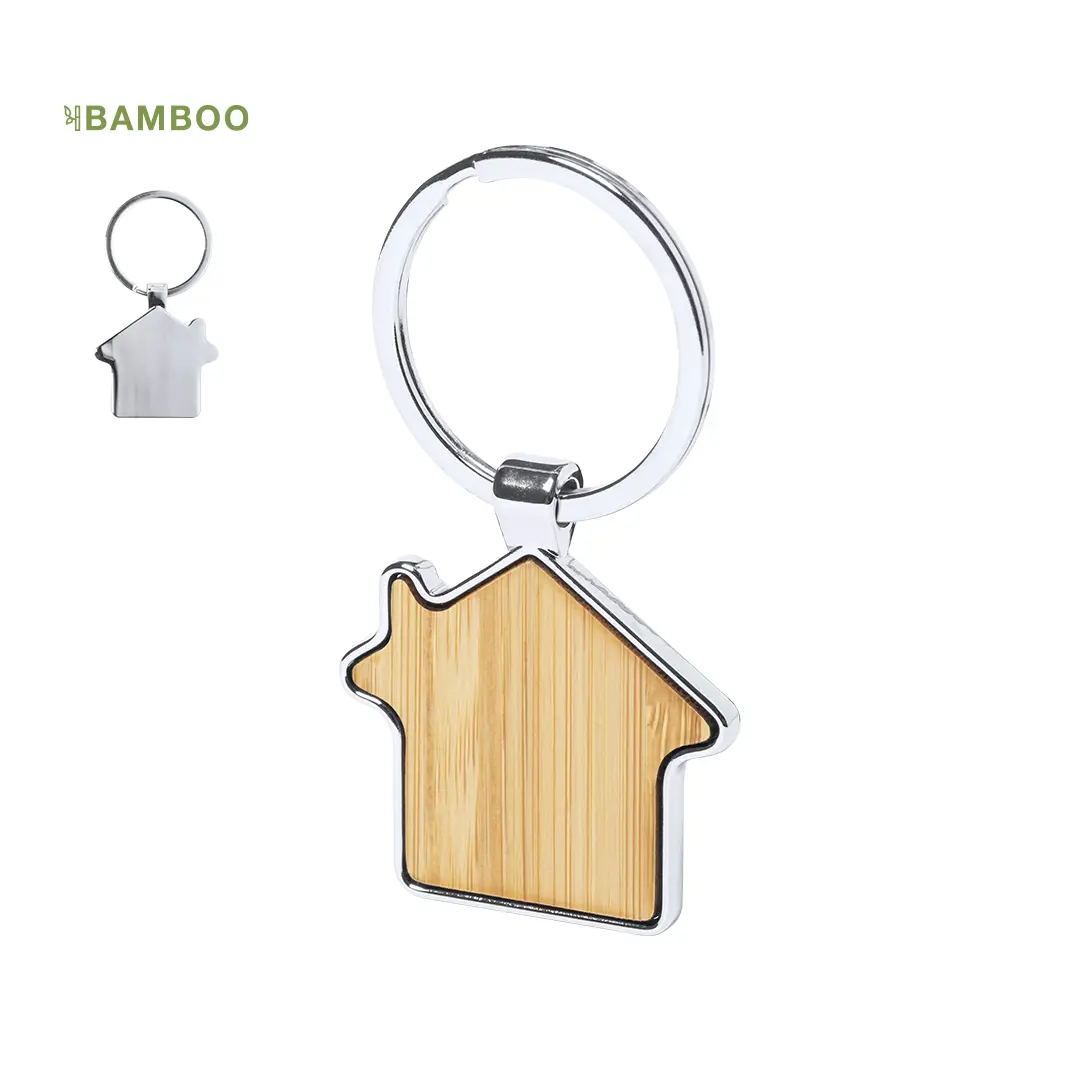 Llavero de metal con colgante en forma de casa acabado en bambú sobre fondo blanco