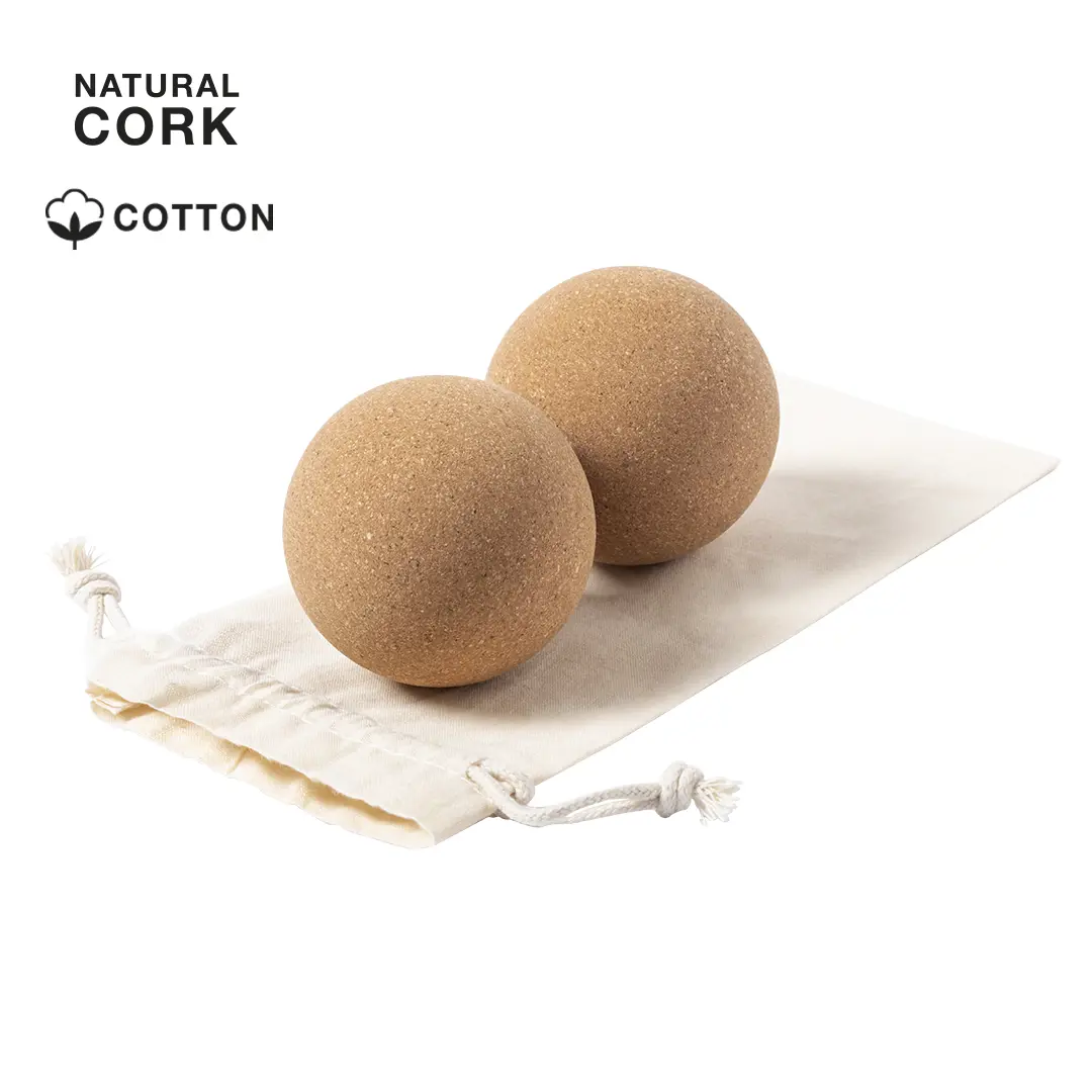 Bolas de corcho natural ecológicas sobre una bolsa de algodón para uso en lavandería.