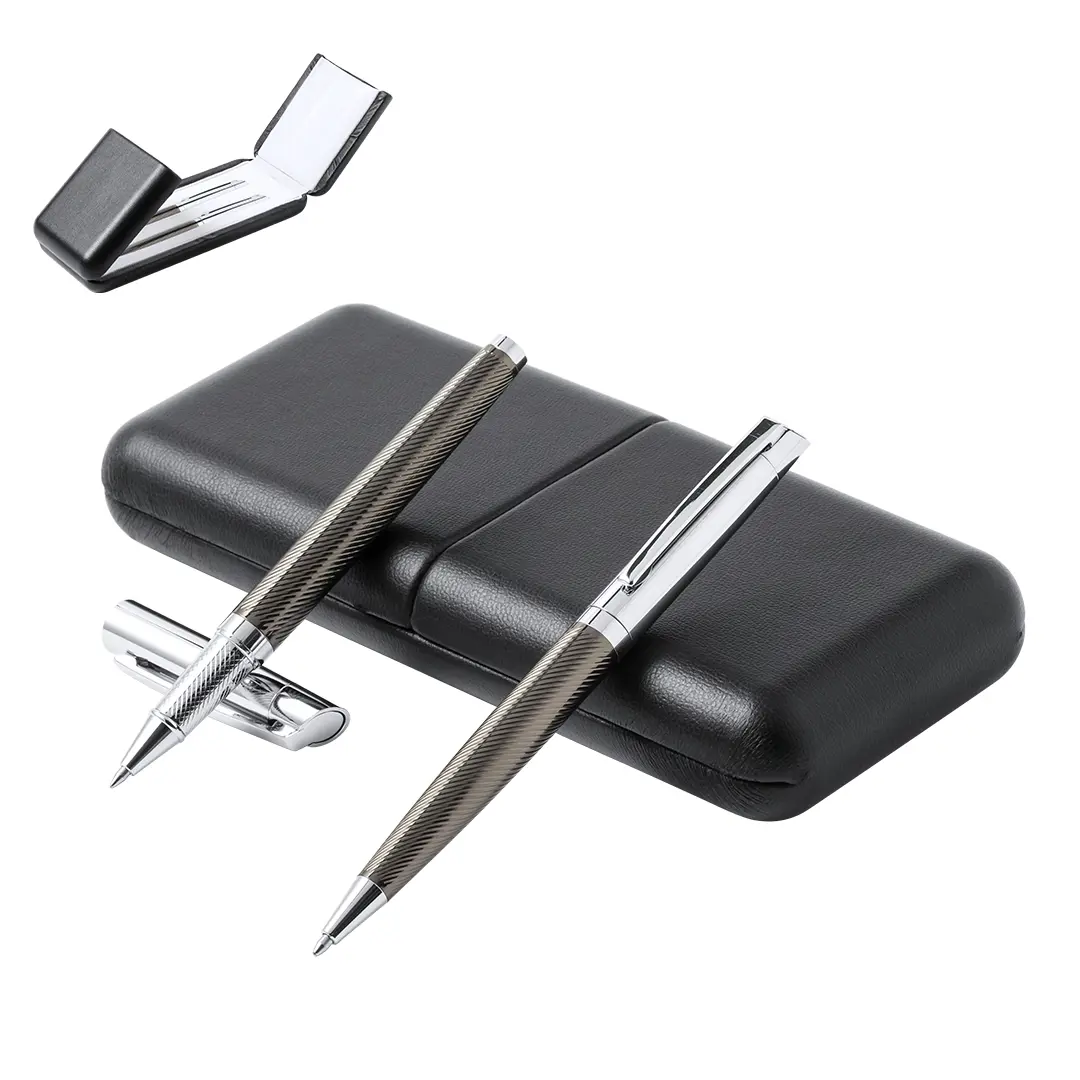 conjunto de bolígrafo y roller metálicos con acabado gris rayado junto a estuche de piel negra compacta