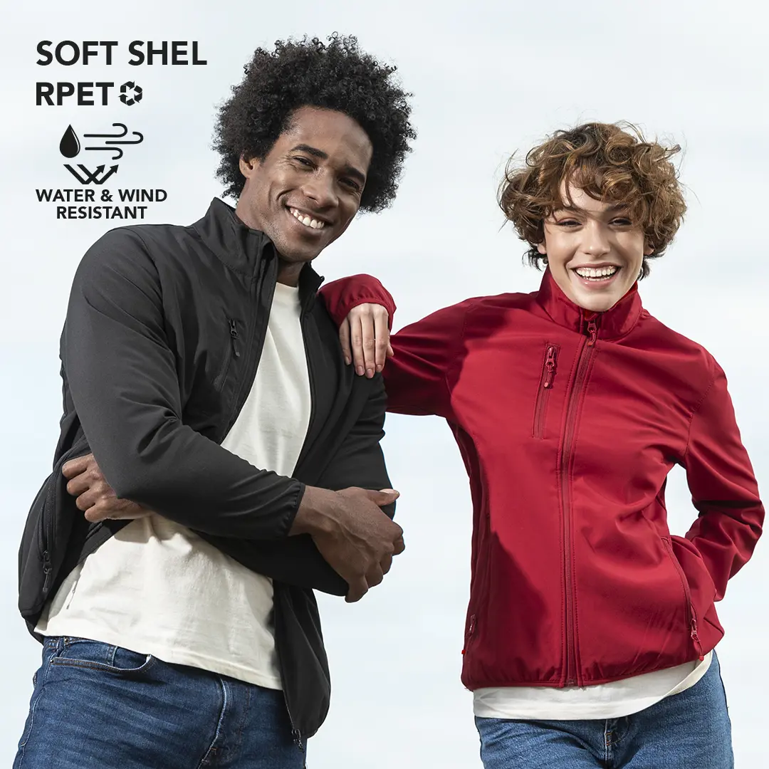 Hombre y mujer sonrientes al aire libre con chaquetas soft shell resistentes al agua y al viento.