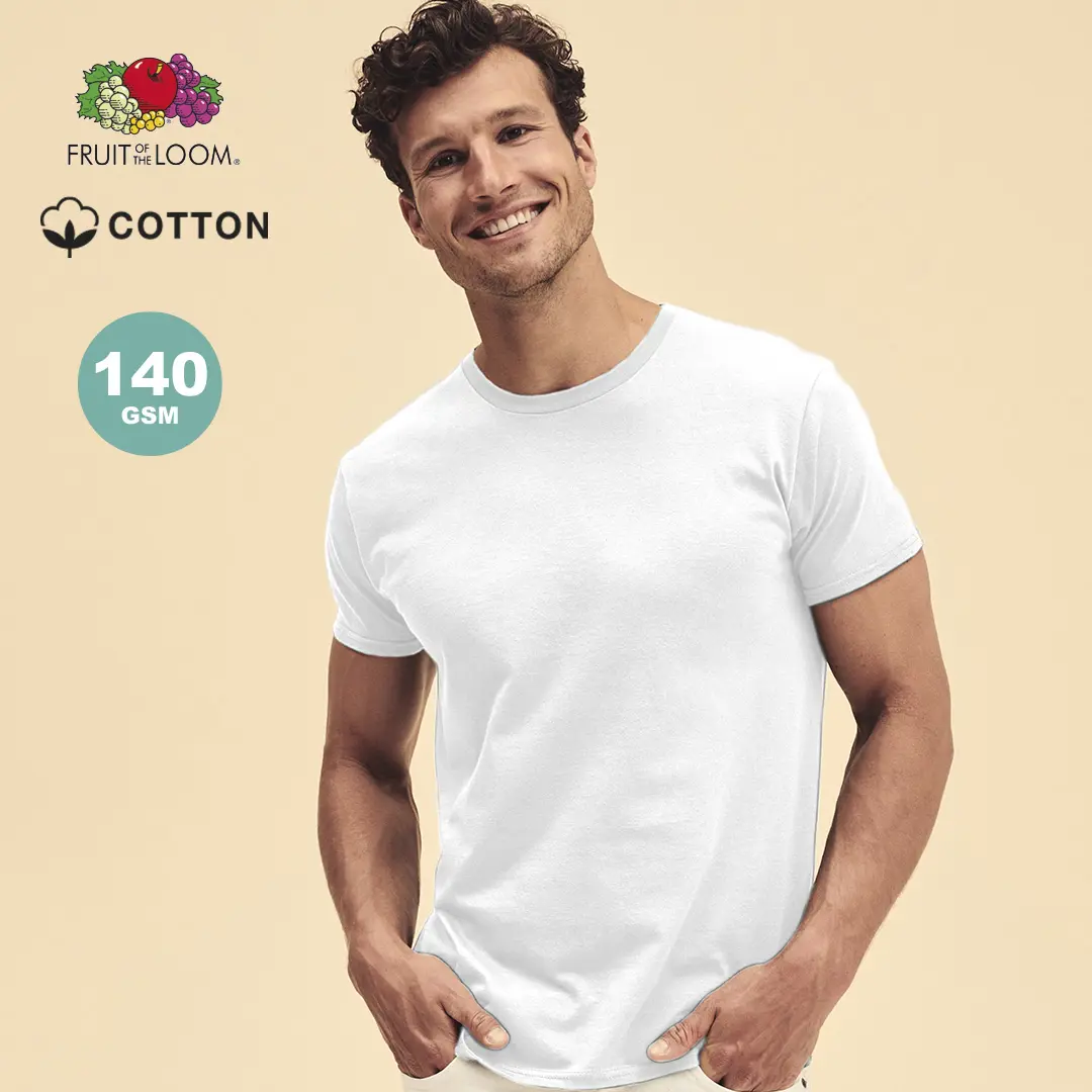 Hombre sonriente con camiseta blanca Fruit of the Loom de algodón (140 GSM) sobre fondo beige.