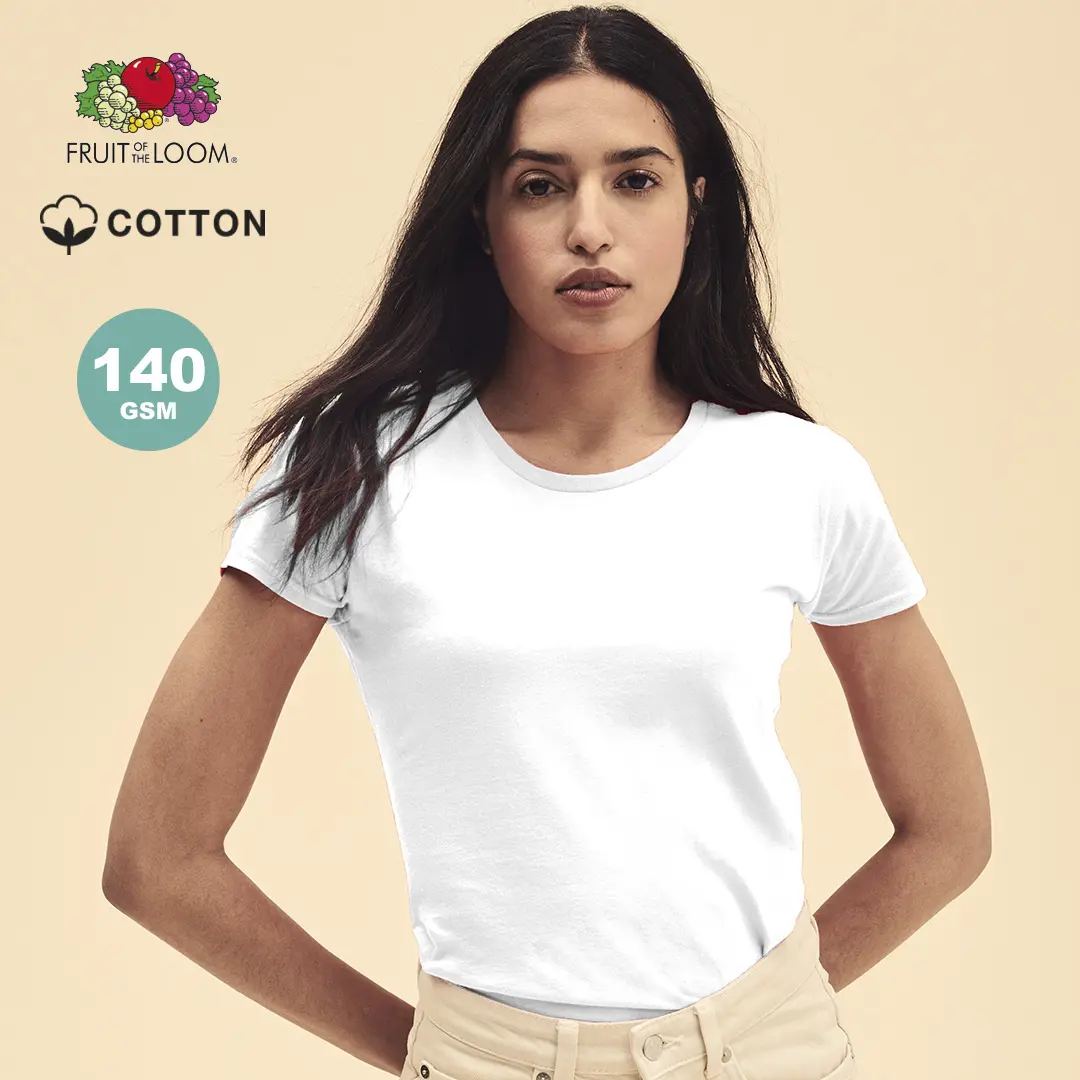 Modelo con camiseta blanca básica de algodón Fruit of the Loom (140 GSM)