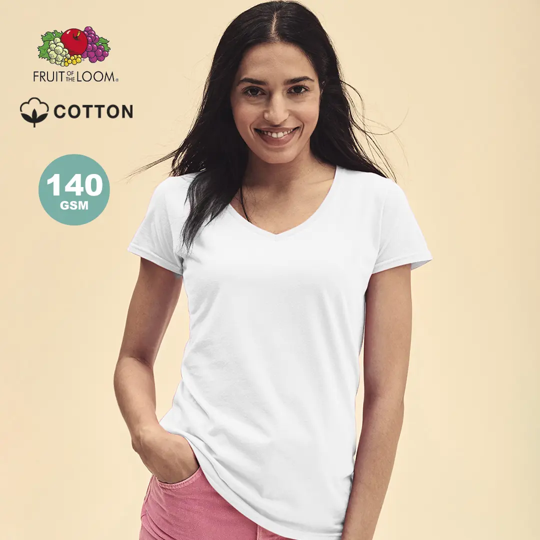 Mujer sonriente con camiseta blanca de algodón Fruit of the Loom y logo 140 GSM sobre fondo neutro.