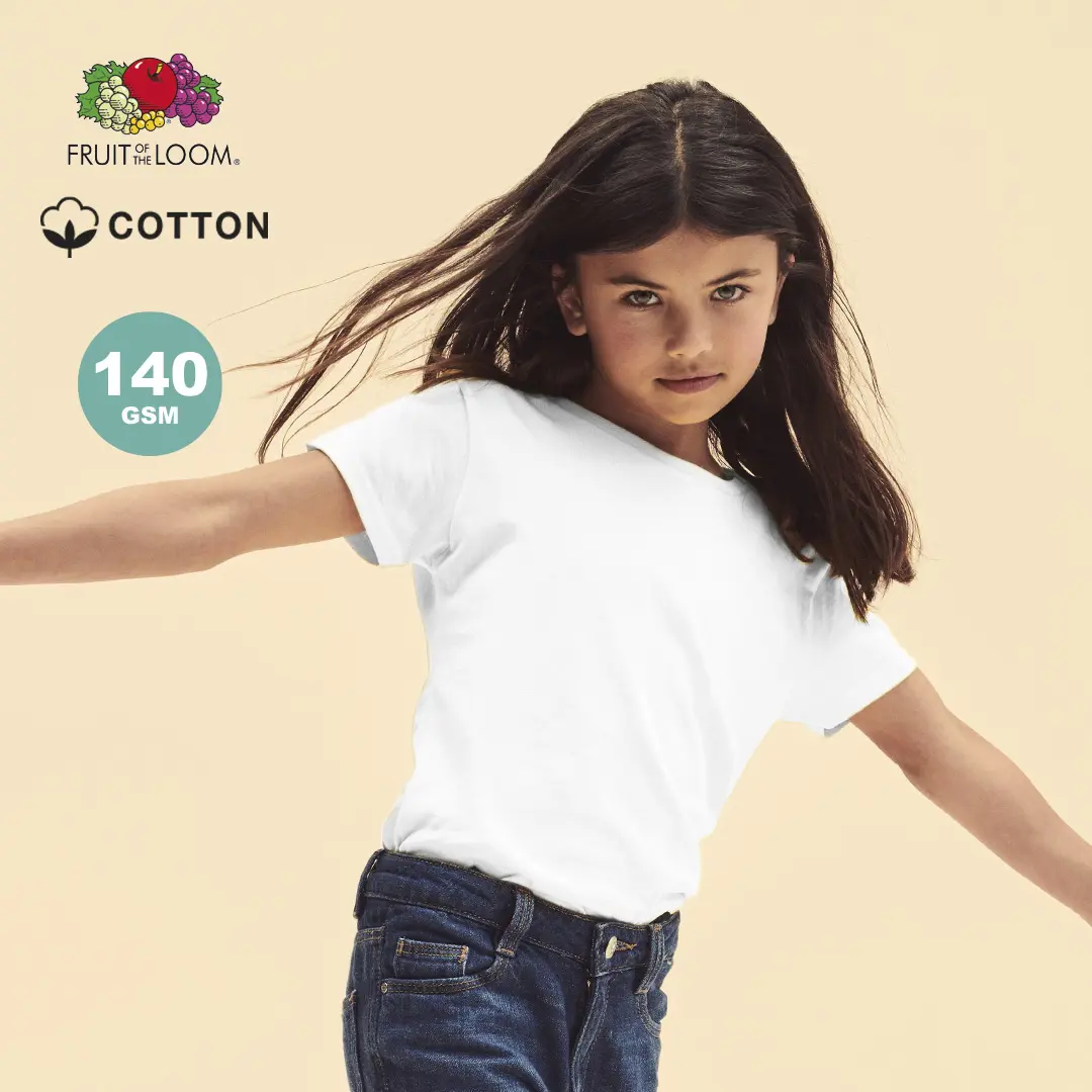 niña con camiseta blanca básica de algodón sobre fondo neutro