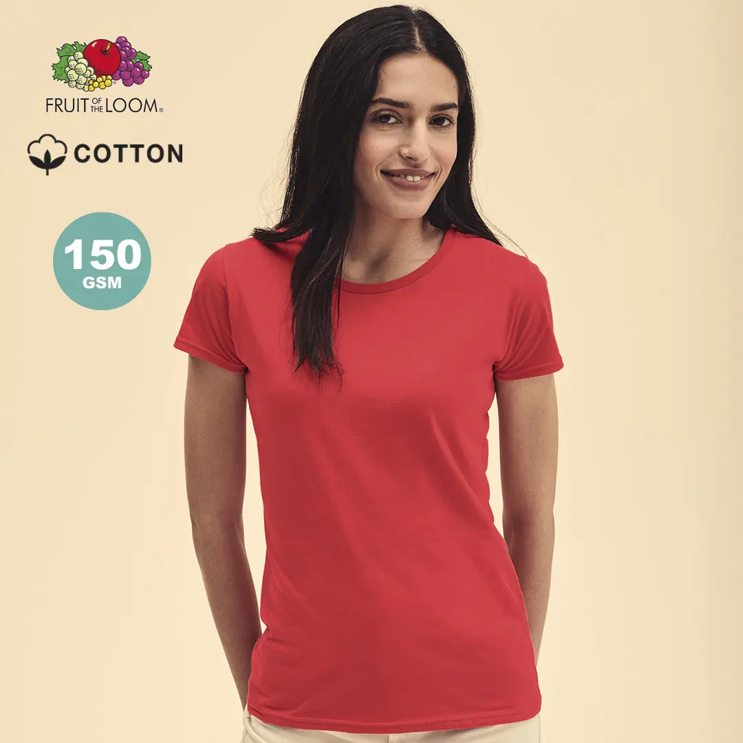 Mujer joven sonriente con camiseta roja básica de algodón Fruit of the Loom 150 GSM.