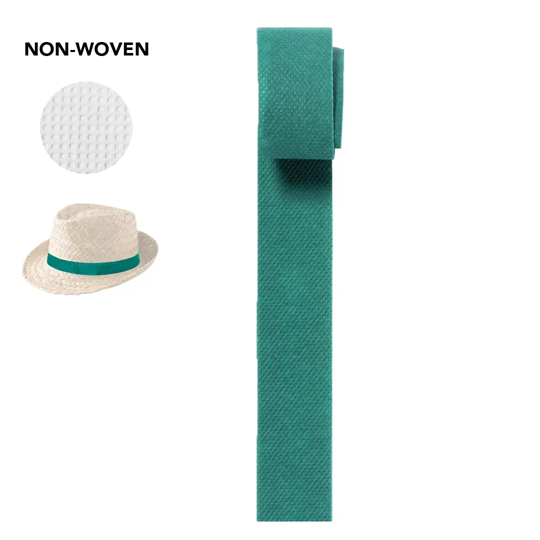 Cinta verde de tejido no tejido enrollada junto a un sombrero de paja con banda verde.