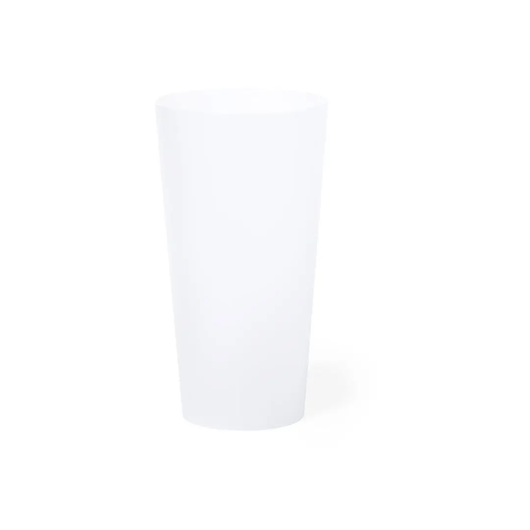 vaso alto de plástico blanco sobre fondo blanco
