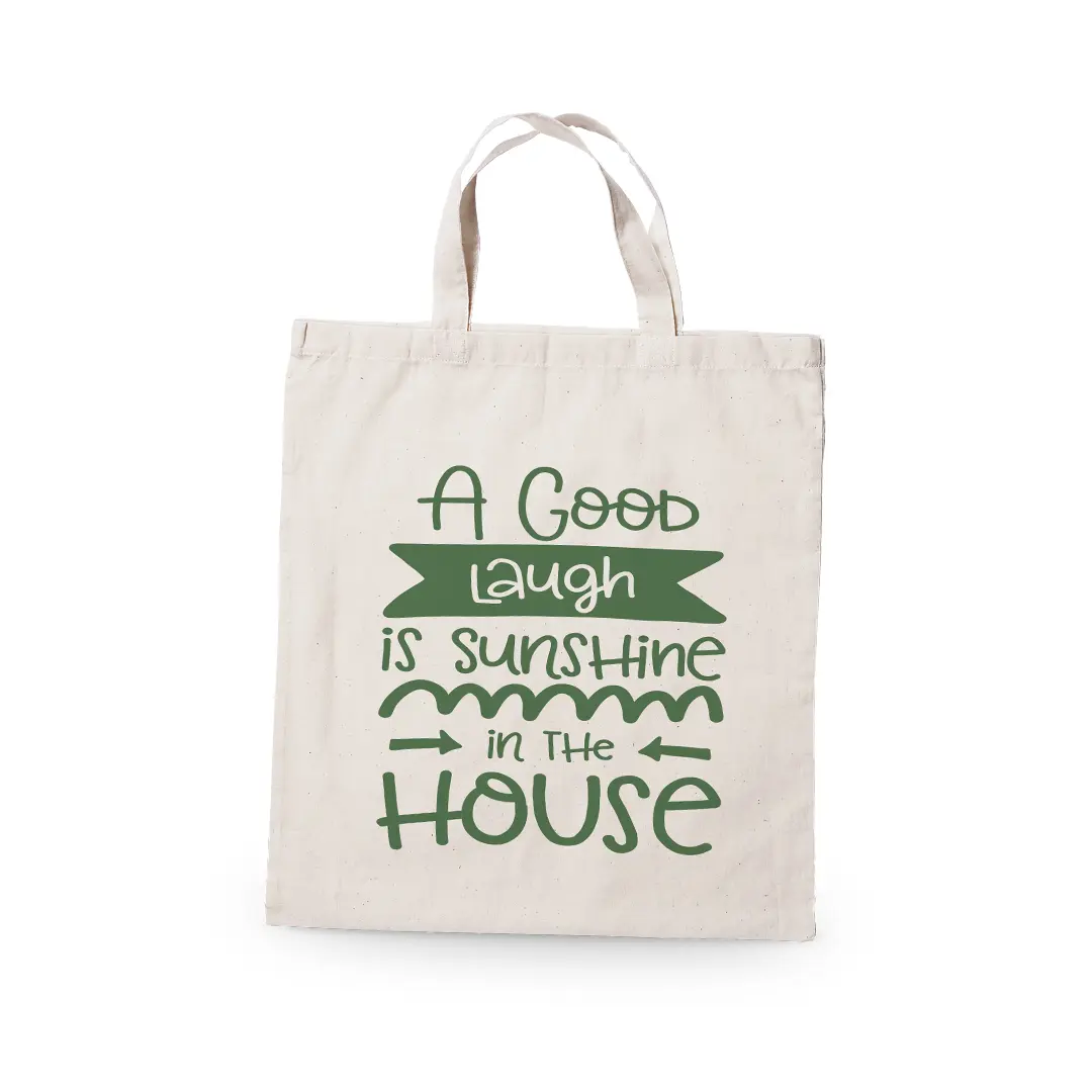 Bolsa de tela blanca con asas y texto en inglés A Good Laugh Is Sunshine in the House impreso en verde