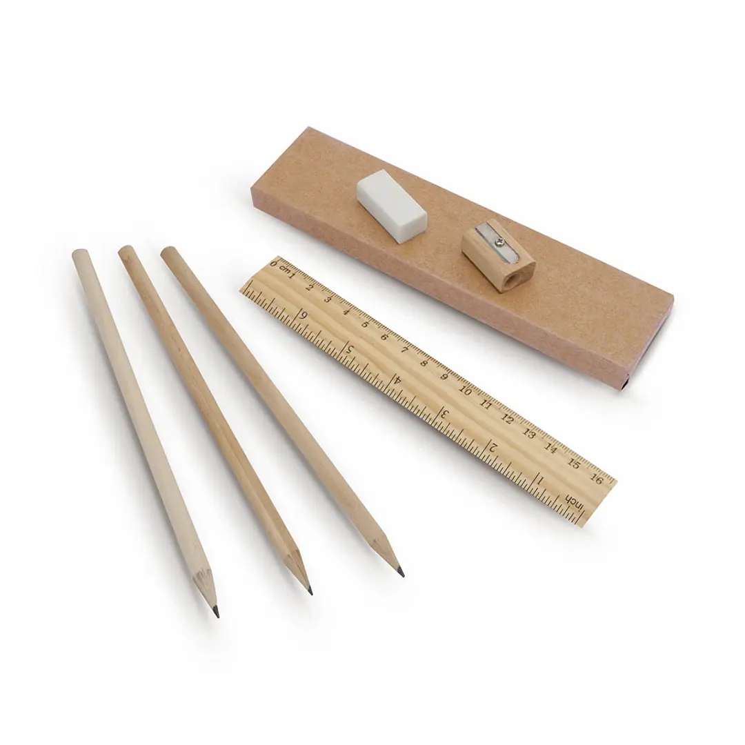 set de material de dibujo con tres lápices de madera, regla de madera, goma de borrar y sacapuntas sobre fondo blanco
