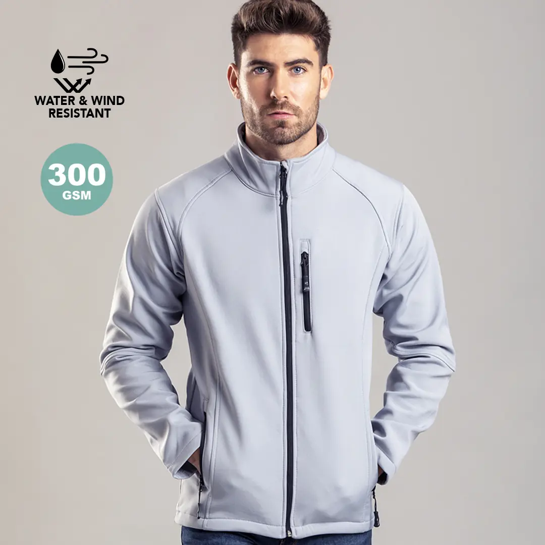 Hombre vistiendo chaqueta softshell gris claro resistente al agua y al viento con cremallera central