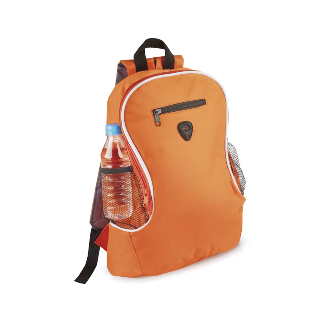 Mochila naranja con bolsillo frontal, salida para auriculares y compartimento lateral de malla con botella de agua.