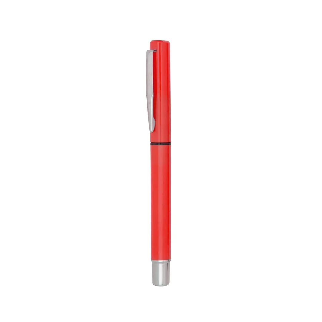 pluma estilográfica roja con clip metálico sobre fondo blanco