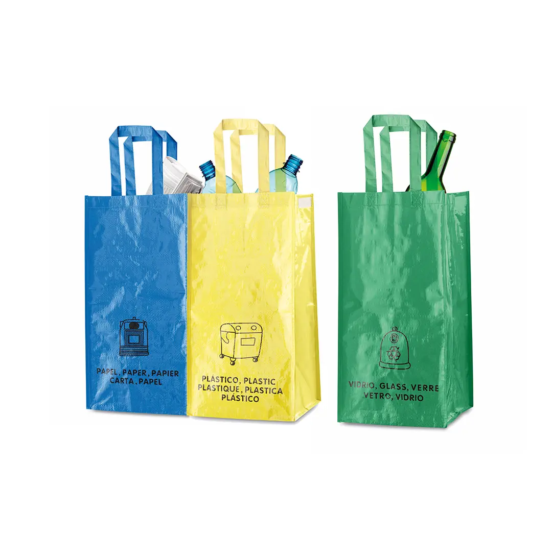 Bolsas de reciclaje reutilizables: azul para papel, amarillo para plástico y verde para vidrio con envases dentro.