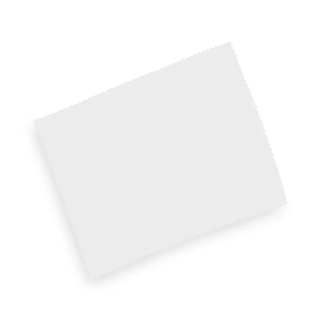 hoja en blanco inclinada con ligera sombra sobre fondo blanco