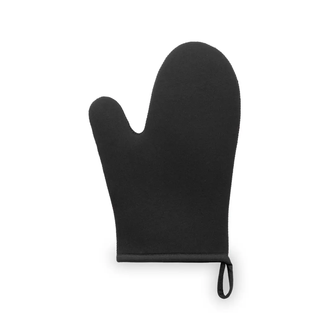 manopla de horno negra de tejido liso con asa para colgar sobre fondo blanco