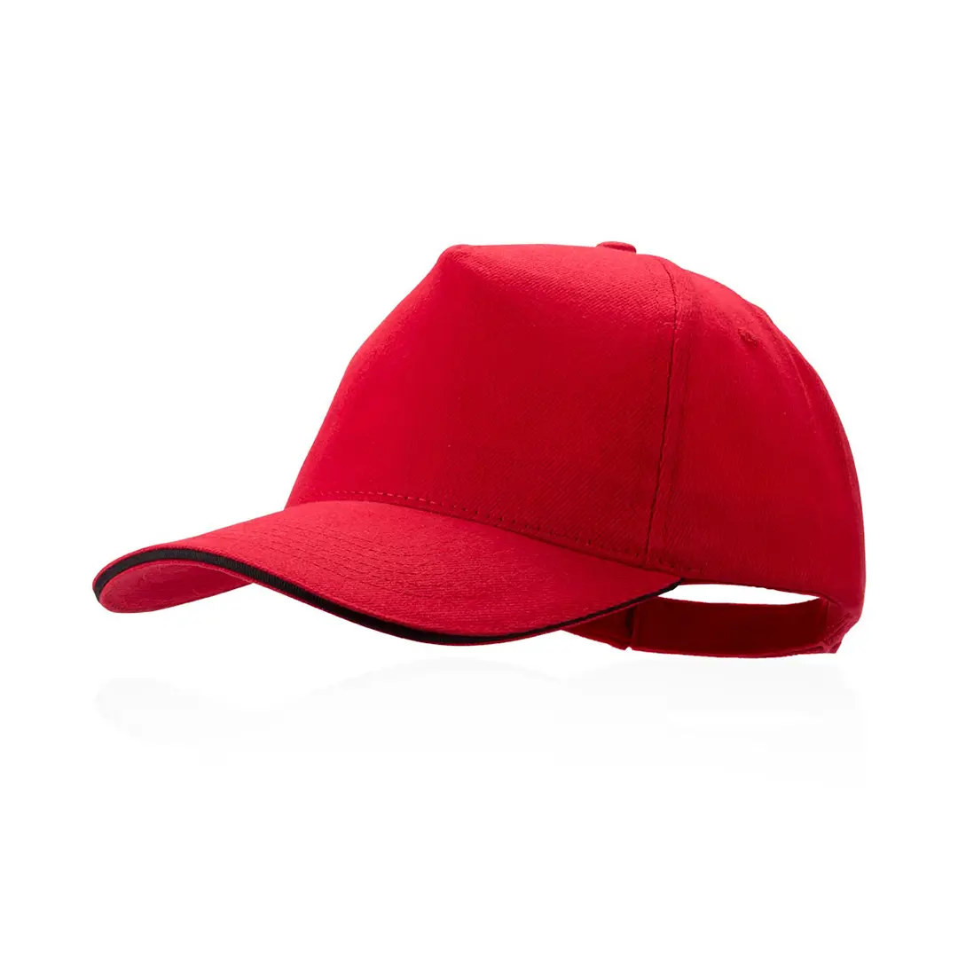 Gorra roja de estilo béisbol con visera curva y ribete negro aislada sobre fondo blanco