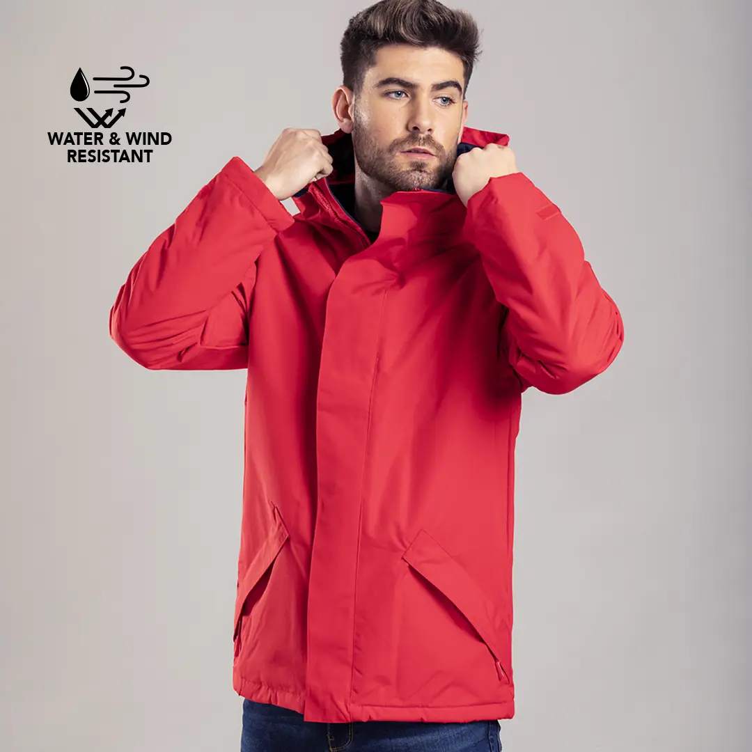 Hombre con chaqueta roja impermeable y cortavientos subiendo el cuello
