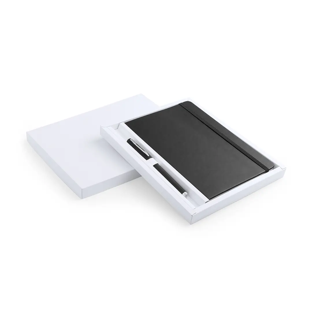 Set de regalo con libreta negra de tapa dura y cierre elástico acompañada de un bolígrafo en estuche blanco.
