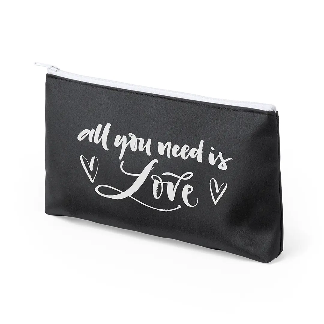 Estuche negro con cremallera blanca y el texto all you need is Love en letras blancas acompañado de dos corazones.