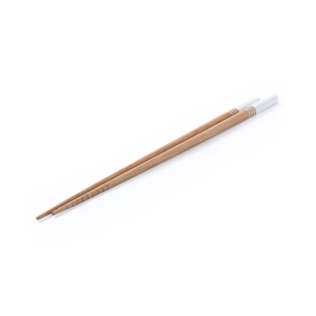 Palillos chinos de madera con empuñadura blanca sobre fondo blanco.