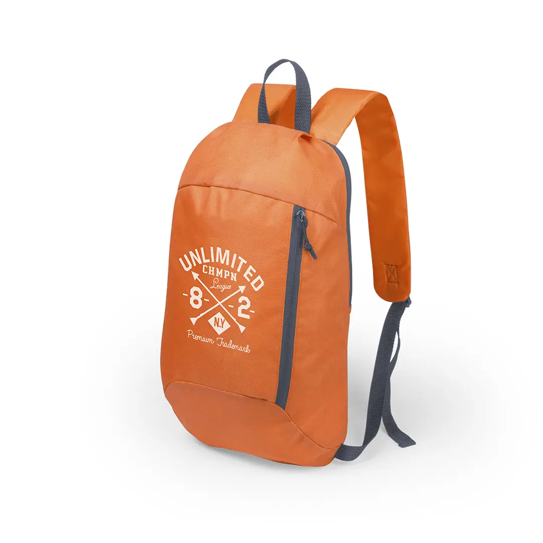 mochila urbana naranja con cremallera y tirantes grises y texto decorativo sobre fondo blanco