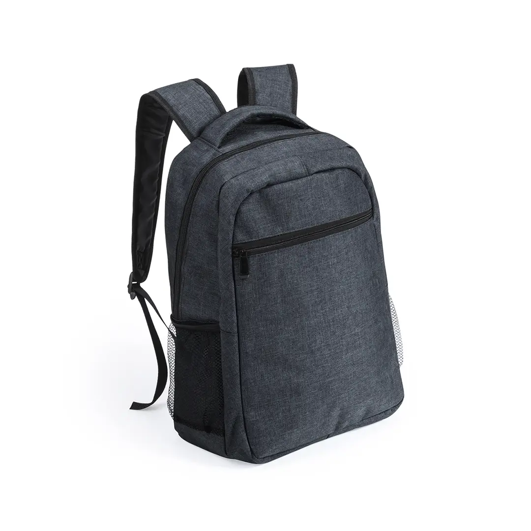 mochila gris oscuro con bolsillo frontal y compartimentos laterales de rejilla