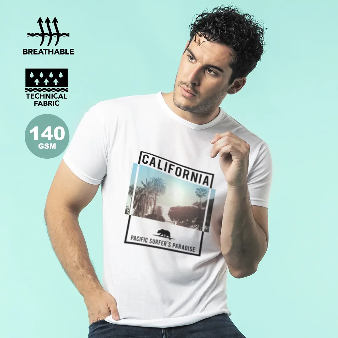 Hombre con camiseta blanca de tejido transpirable estampada con la palabra California y palmeras sobre fondo turquesa.