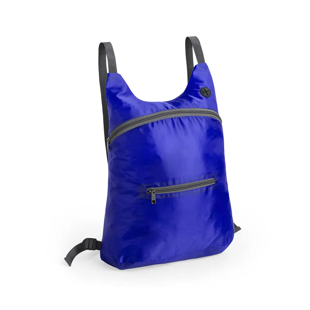 Mochila ligera plegable de nylon azul con dos bolsillos delanteros y tirantes negros sobre fondo blanco