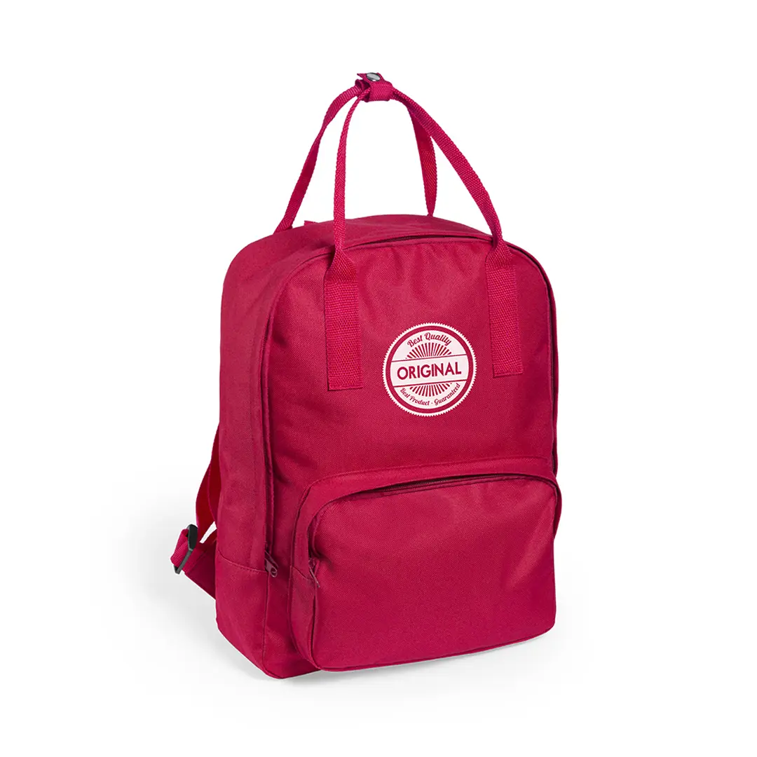 mochila roja cuadrada con asa superior y bolsillo frontal sobre fondo blanco