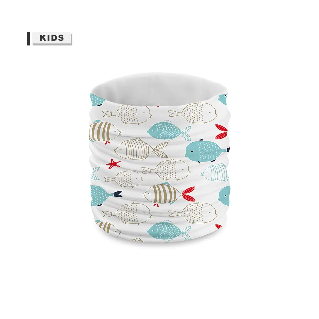 Tubular infantil blanco con estampado de peces de colores sobre fondo blanco