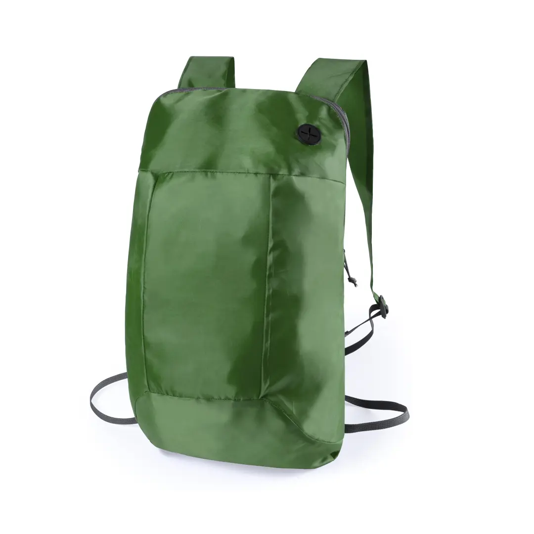 Mochila plegable verde con bolsillo frontal y salida para auriculares sobre fondo blanco
