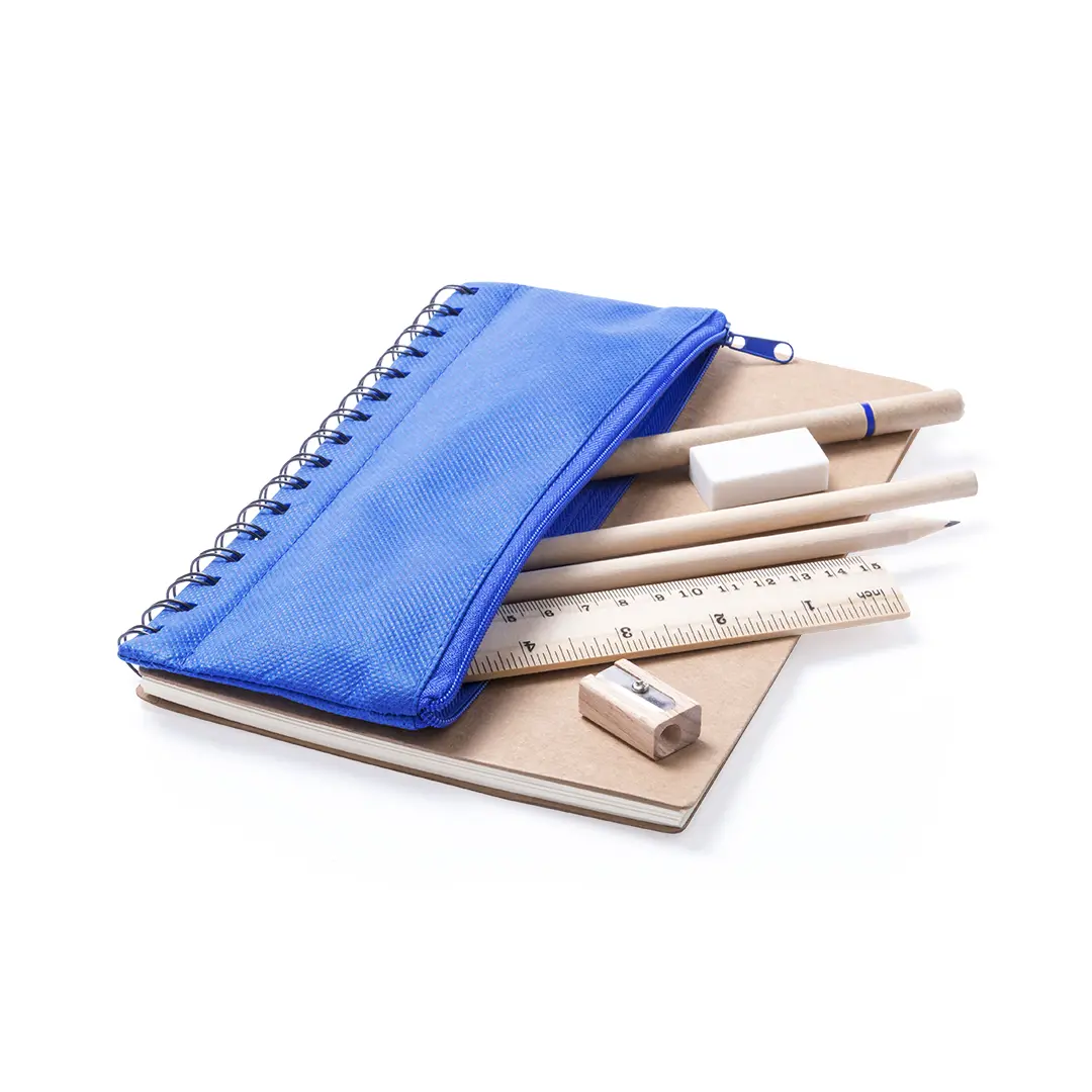 Estuche azul semiabierto con lápices, regla de madera, goma y sacapuntas sobre cuadernos kraft.